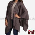 Elegante poncho de punto con capa y chal con bolsillos